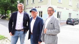 Anstelle des Gasthauses gibt es bald ein Gemeindezentrum. OSG-Chef Kollar und Bürgermeister ...