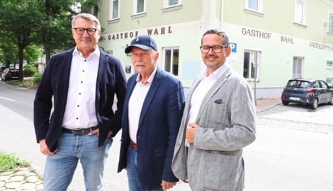 Anstelle des Gasthauses gibt es bald ein Gemeindezentrum. OSG-Chef Kollar und Bürgermeister ...