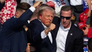 Das Bild Trumps mit gereckter Faust gilt längst als ikonisch. Im Weißen Haus ließ der Präsident ...