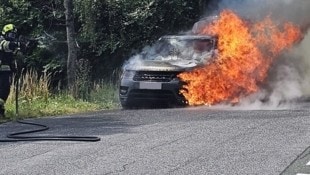 Die Flammen lodern aus dem Geländewagen.