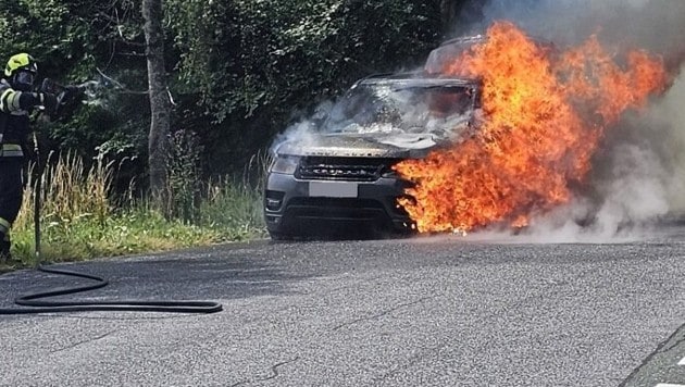 Die Flammen lodern aus dem Geländewagen.