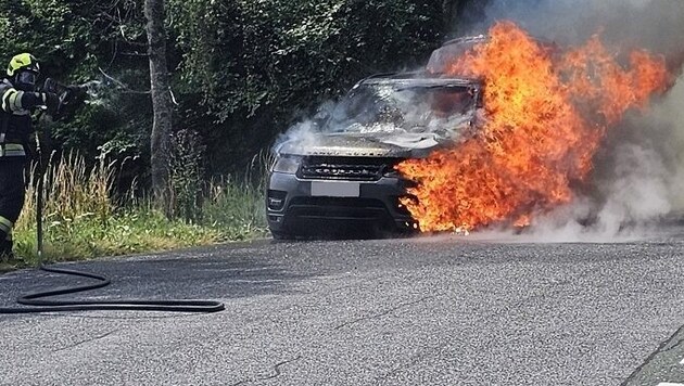Die Flammen lodern aus dem Geländewagen.