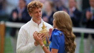 Prinzesin Kate überreicht den Siegerpokal.
