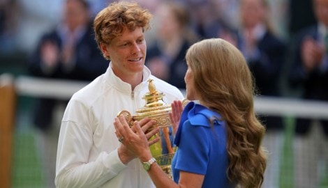 Prinzesin Kate überreicht den Siegerpokal.