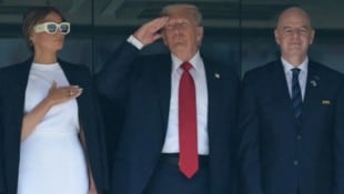 US-Präsident Donald Trump zwischen seiner Frau Melania und FIFA-Boss Gianni Infantino