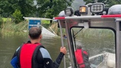 Auch die Feuerwehr musste mit Booten ausrücken.