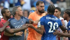 Aufregung nach Schlusspfiff: PSG-Trainer Luis Enrique (links) greift Chelsea-Kicker Joao Pedro ...