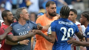 Aufregung nach Schlusspfiff: PSG-Trainer Luis Enrique (links) greift Chelsea-Kicker Joao Pedro ...