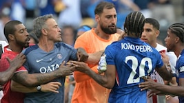 Aufregung nach Schlusspfiff: PSG-Trainer Luis Enrique (links) greift Chelsea-Kicker Joao Pedro ...