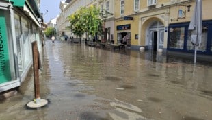 Unwetter und starke Niederschläge haben am Sonntag den Raum Wiener Neustadt getroffen.
