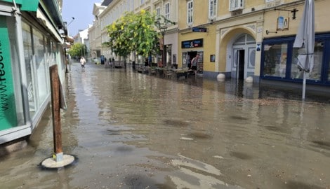 Unwetter und starke Niederschläge haben am Sonntag den Raum Wiener Neustadt getroffen.