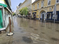 Unwetter und starke Niederschläge haben am Sonntag den Raum Wiener Neustadt getroffen.