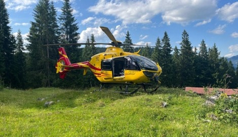 Mit dem Notarzthubschrauber Heli 4 wurde der Jugendliche ins Krankenhaus geflogen.
