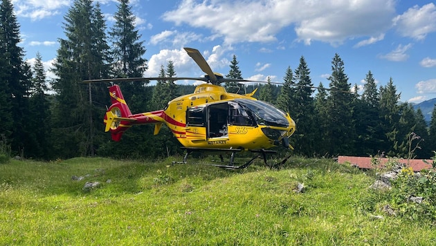 Mit dem Notarzthubschrauber Heli 4 wurde der Jugendliche ins Krankenhaus geflogen.