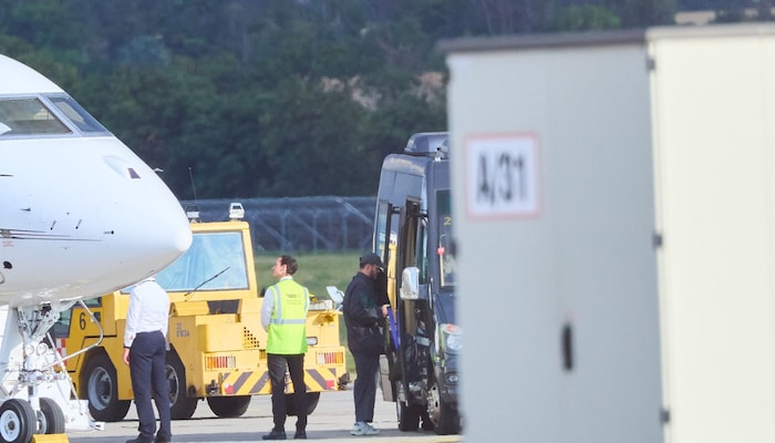 Timberlake beim Einstieg in den Bus, trug dabei selbst einige Utensilien.