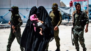 Die Salzburgerin lebte jahrelang mit ihren Kindern in Gefangenenlagern wie diesem in Syrien und ...