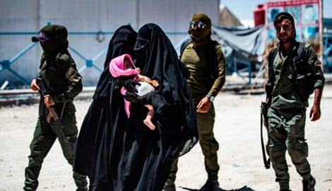 Die Salzburgerin lebte jahrelang mit ihren Kindern in Gefangenenlagern wie diesem in Syrien und ...