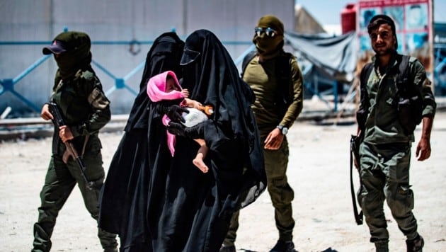 Die Salzburgerin lebte jahrelang mit ihren Kindern in Gefangenenlagern wie diesem in Syrien und ...