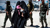 Die Salzburgerin lebte jahrelang mit ihren Kindern in Gefangenenlagern wie diesem in Syrien und ...