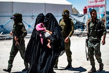 Die Salzburgerin lebte jahrelang mit ihren Kindern in Gefangenenlagern wie diesem in Syrien und ...