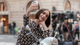 Lily Collins macht als Emily Cooper nach Paris und Rom jetzt auch Venedig unsicher.