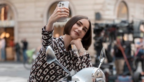 Lily Collins macht als Emily Cooper nach Paris und Rom jetzt auch Venedig unsicher.