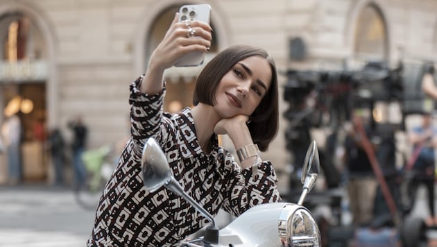 Lily Collins macht als Emily Cooper nach Paris und Rom jetzt auch Venedig unsicher.