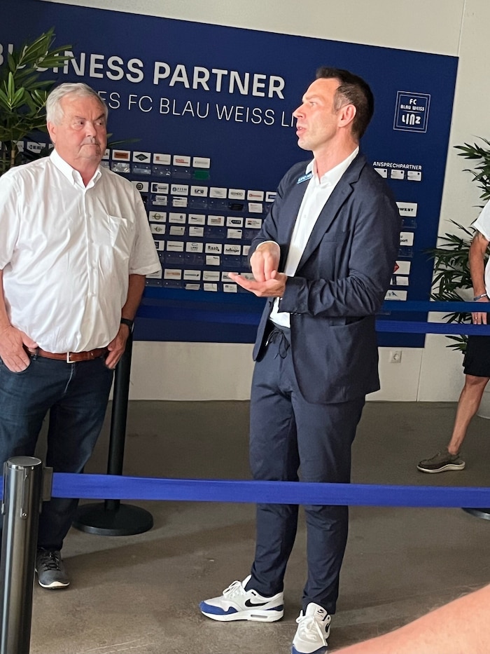 Johann Kalliauer mit Geschäftsführer Christoph Peschek (r.).