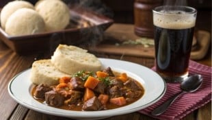 Als Beilage können Sie entweder Weißbrot, Nudeln, Spätzle oder Serviettenknödel reichen.