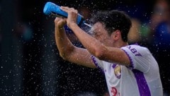 Al Ains Park Yong-woo muss sich bei der Klub-Weltmeisterschaft während des Spiels gegen Wydad AC ...