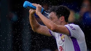 Al Ains Park Yong-woo muss sich bei der Klub-Weltmeisterschaft während des Spiels gegen Wydad AC ...