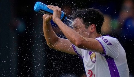 Al Ains Park Yong-woo muss sich bei der Klub-Weltmeisterschaft während des Spiels gegen Wydad AC ...