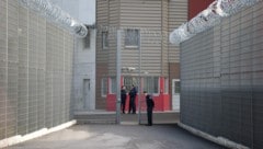 Der Geflohene saß mehrere Haftstrafen wegen Waffenbesitzes und der Verwicklung in Mordfälle ab. 