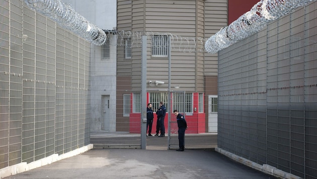 Der Geflohene saß mehrere Haftstrafen wegen Waffenbesitzes und der Verwicklung in Mordfälle ab.
