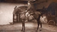 Josef Semmelrock im Hof des Familienhauses.