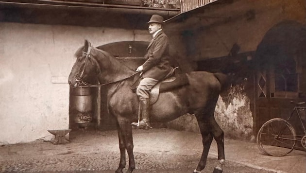 Josef Semmelrock im Hof des Familienhauses.