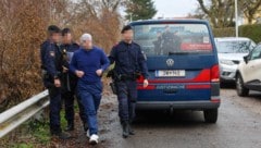 Der Mordverdächtige bei der Tatortbegehung in seinem Elternhaus