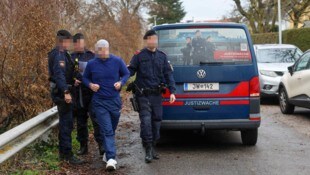 Der Mordverdächtige bei der Tatortbegehung in seinem Elternhaus