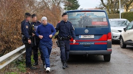 Der Mordverdächtige bei der Tatortbegehung in seinem Elternhaus