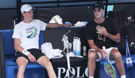 Jannik Sinner (links) mit seinem Trainer Darren Cahill
