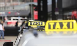 Wucherpreise bei Taxis sind illegal. Taxifahrten unterliegen gesetzlich festgelegten Tarifen.