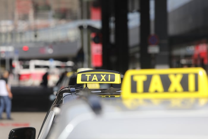 Wucherpreise bei Taxis sind illegal. Taxifahrten unterliegen gesetzlich festgelegten Tarifen.