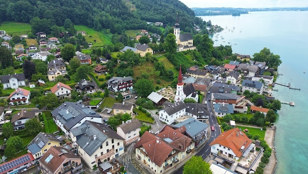 Rudi Hemetsberger ist Bürgermeister von Attersee sowie Abgeordneter der Grünen. Er will von ...