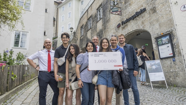 Familie Cabiedes Acosta aus den USA mit Mitarbeitern der Salzburg AG Tourismus GmbH.