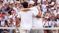 Carlos Alcaraz (links) und Jannik Sinner sorgen für Staunen in der Tenniswelt.