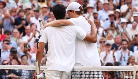Carlos Alcaraz (links) und Jannik Sinner sorgen für Staunen in der Tenniswelt.