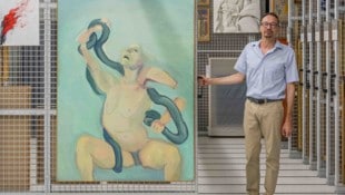 Paul-Bernhard Eipper im Kunstdepot des Universalmuseum Joanneum mit Maria Lassnigs „Woman ...