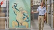 Paul-Bernhard Eipper im Kunstdepot des Universalmuseum Joanneum mit Maria Lassnigs „Woman ...