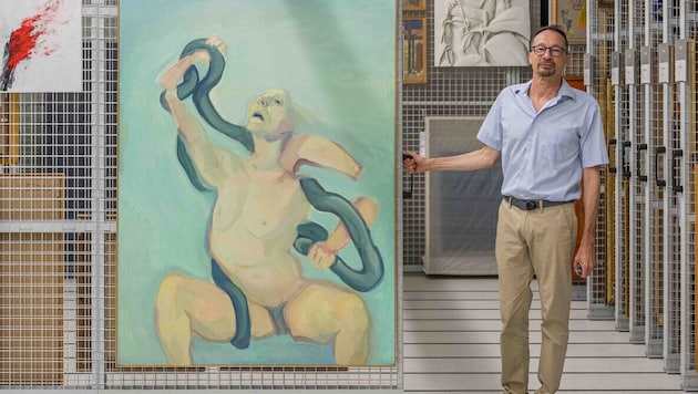 Paul-Bernhard Eipper im Kunstdepot des Universalmuseum Joanneum mit Maria Lassnigs „Woman ...