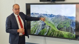 Tiwag-Vorstandsdirektor Alexander Speckle zeigte auf, dass der Speicher nur im hintersten Teil ...